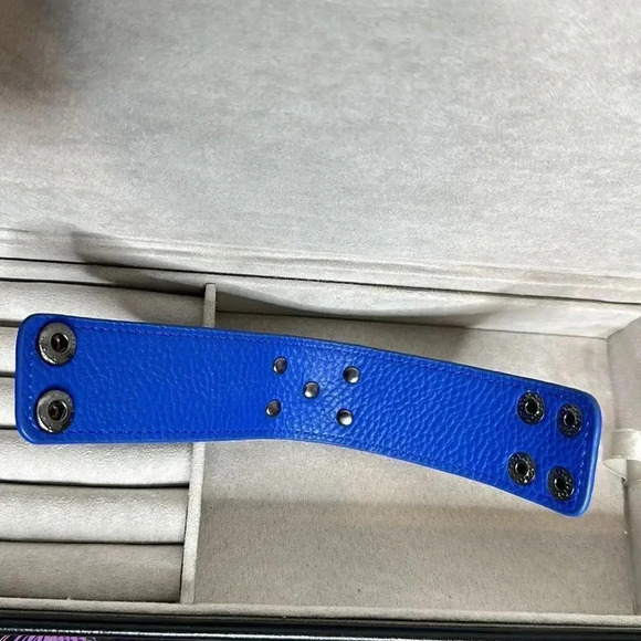 Blue Buckle Snap Faux Leather Bracelet - Picture 5 of 9
